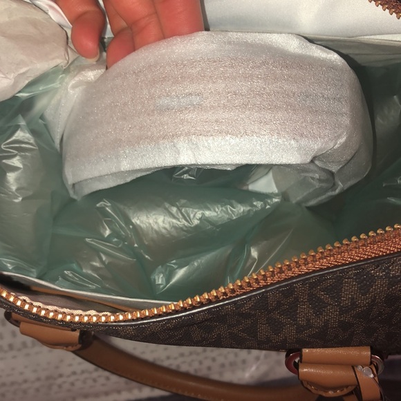 Michael Kors signature Carine Medium Satchel - Picture 5 of 6